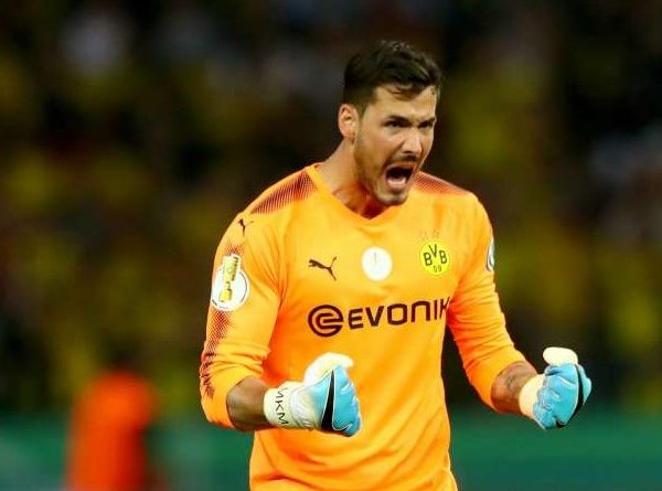 Jadi Pemuncak Bundesliga, Roman Burki Peringatkan Rekannya