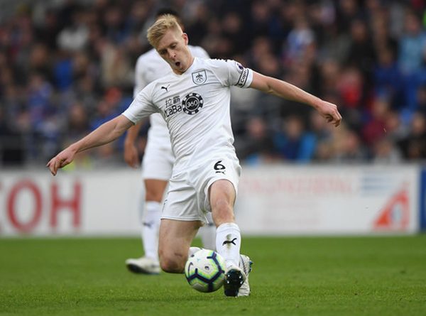 Buat Bek Liverpool Cedera, Ben Mee Bela Tekelnya