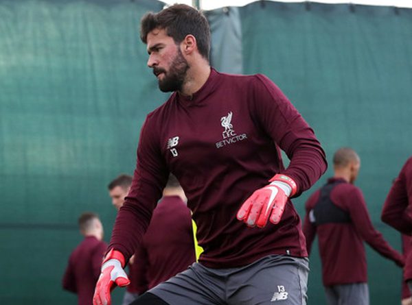 Gary Neville Sebut Alisson Buat Liverpool Jadi Pesaing Gelar