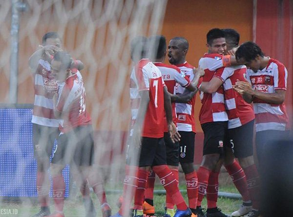 Guntur Ariyadi, Pemain Ketujuh Yang Dipertahankan MU