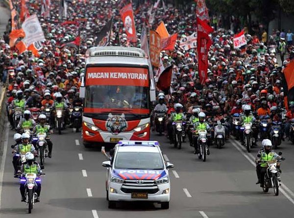 Puluhan Ribu The Jakmania Antusias Ikuti Pawai Juara