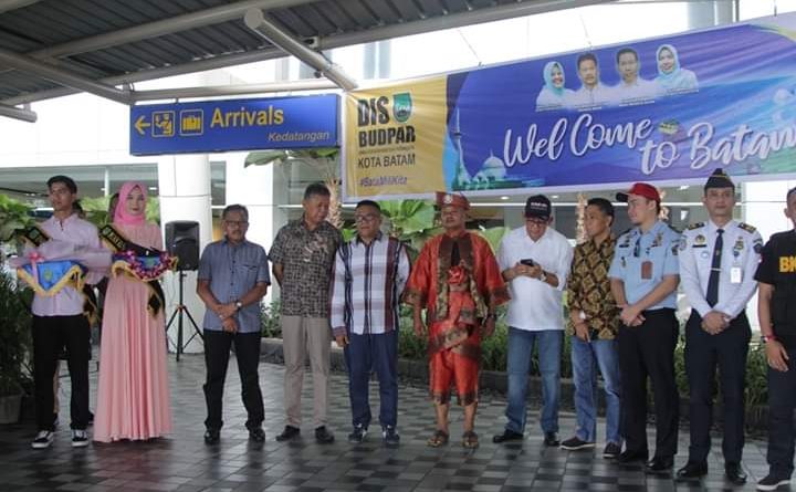 Awal Tahun 2020, Sekda Kota Batam H.Jefridin Jemput Sambut Wisman Pertama Ke Batam Dengan Tari Melayu