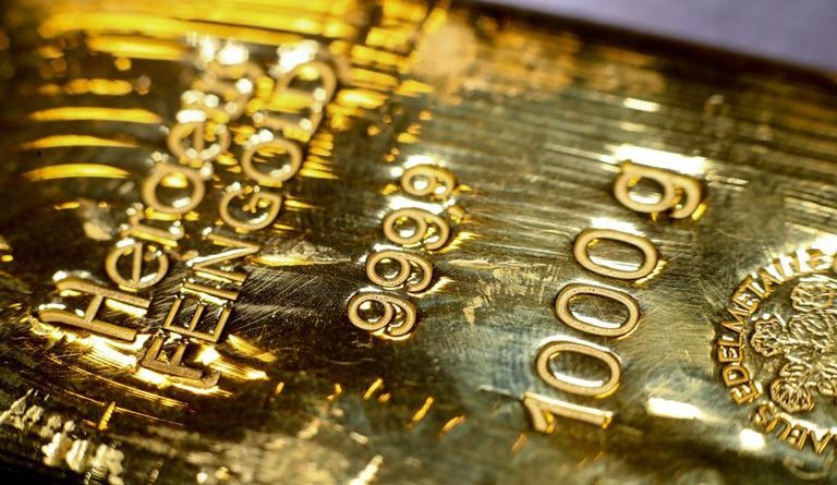 Harga Emas Turun Tipis Pasca Tanda Tangan Pakta Dagang AS-China, Menunggu Data AS