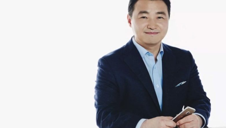 Roh Tae Moon sebagai Bos Samsung Mobile