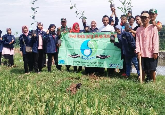 Babinsa Damping Mahasiswa Tanam Pohon Buah