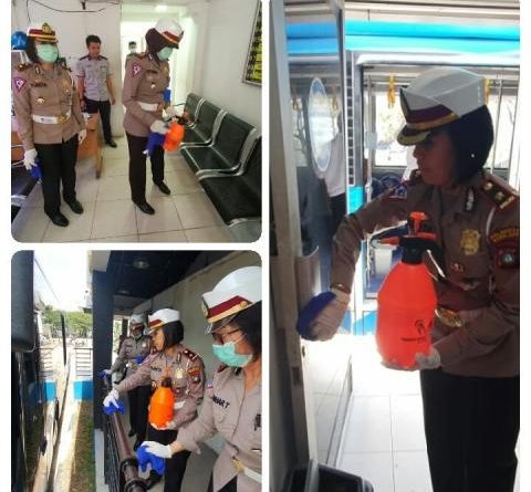 Kasat Lantas Polresta Barelang Dan WakaSatlantas Beserta anggota dan Staf Lakukan Antisipasi Cegah Penyebaran Corona Virus Covid-19