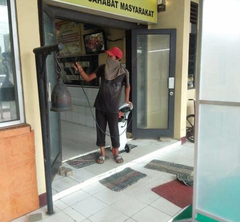 Antisipas Covid-19, Polsek Tanjung Morawa Polresta DS Lakukan Penyemprotan Desinfektan Di Lingkungan Mapolsek
