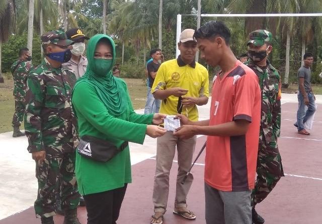 Antisipasi Corona Masuk Desa, Satgas TMMD Bagikan Masker Kain
