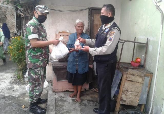 Babinsa Ketelan Ikut Serta Dalam Pembagian Sembako Kepada Warga yang Kurang Mampu.