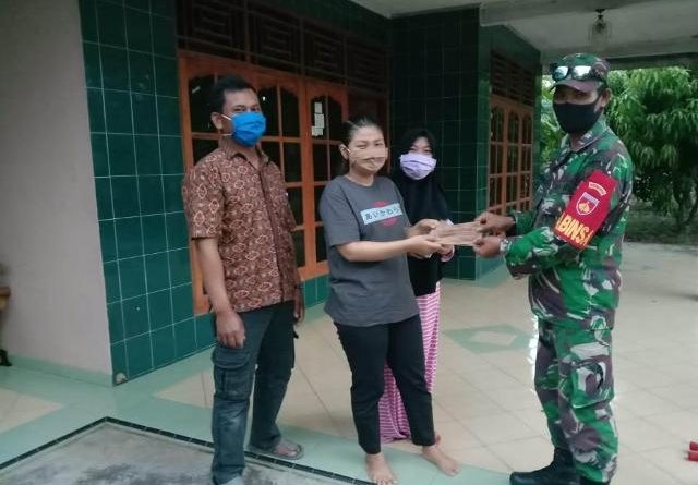Babinsa Nogosari Sambangi Rumah Warga Bagi Masker