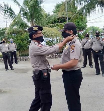 Kapolsek Batang Kuis Bagikan Masker Kepada Seluruh Anggotanya