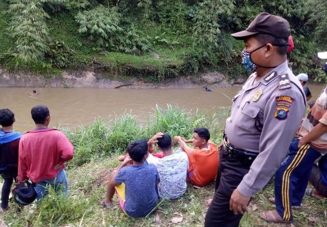 Polsek Tanjung Morawa Bersama Masyarakat Cari Korban Tenggelam Di Sungai Belumai