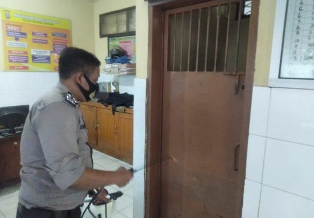 Cegah Penyebaran Covid-19, Polsek Tanjung Morawa Polresta DS Semprot Disinfektan Di Mako Secara Berkala