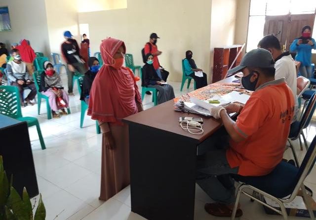 Dinsos Pasaman Cairkan BLT Pusat di Kecamatan Simpati melalui PT. Pos Indonesia