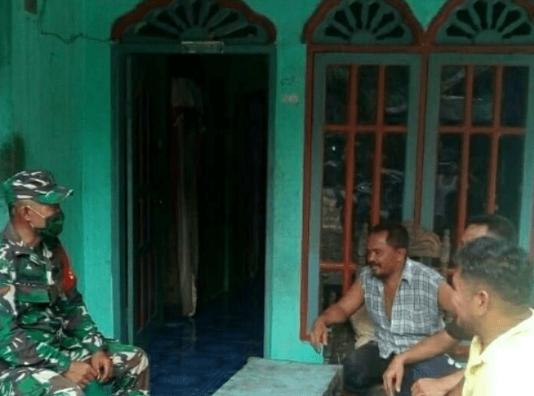 Manfaatkan Momen Lebaran, Babinsa Jajaran Kodim 0117/Atam Melaksanakan Kegiatan Komsos Meski Pendemi Covid-19 dan Tetap Jalani Protokol Kesehatan