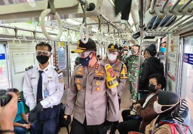Pantau Stasiun Daru, Kapolda Banten Inginkan Penumpang KRL Disiplin Terkait Implementasi Protokol Kesehatan