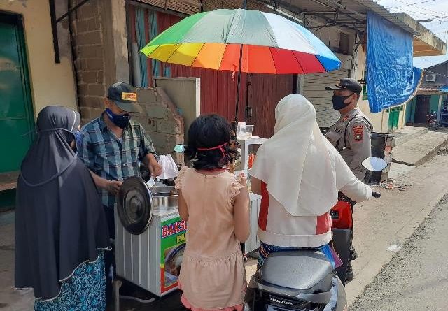 Polda Kepri Dukung Pelaksanaan New Normal Melalui Himbauan dan Pembagian  Brosur oleh Binmas untuk Masyarakat Kota Batam