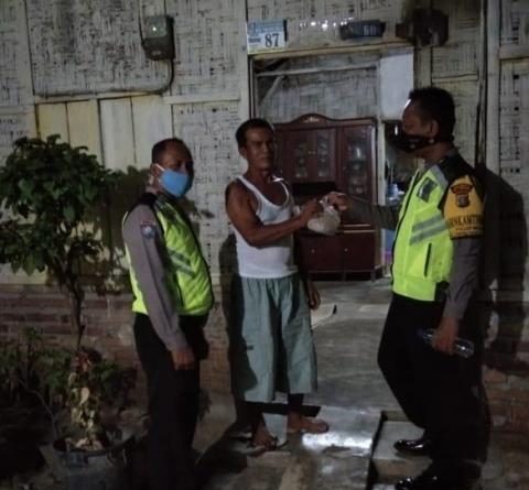 Polsek Pagar Merbau Bagikan Nasi Makan Sahur Kepada Warga Sekitar