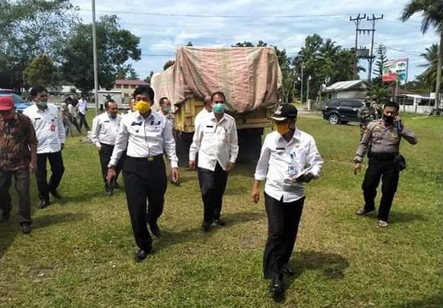 Wakil Bupat Salurkan Bantuan Sembako JPS Prov-SU Di Kecamatan Sirombu