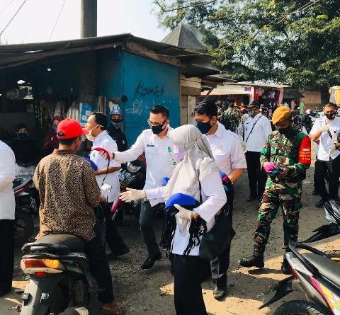 10 Ribu Masker Kain Di Bagikan Di Pasar Cikasungka dan Pasar Adiyasa Solear