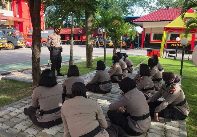 Berhubungan Langsung Dengan Massa, Polwan Polresta Barelang Latihan Negosiator sambil Duduk Lesahan