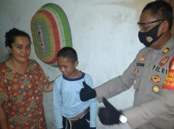 Mulia, Kapolsek Kresek Antar Anak Hilang ke Rumah Orang Tuanya