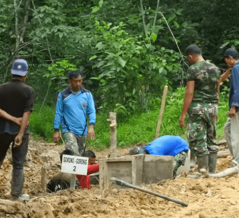 Satgas TMMD dan Warga Lakukan Pengecoran Gorong-Gorong