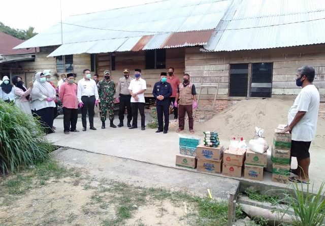 Wakil Walikota dan Dinsos Langsa Serahkan Bantuan kepada N, korban Covid-19