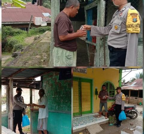 Polsek Kotarih Bagikan 50 Paket Nasi Bungkus Kepada Masyarakat Terdampak Covid19
