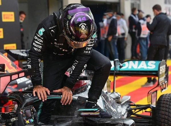 Terancam Pisah dengan Mercedes, Lewis Hamilton Pastikan Tak Akan Pensiun