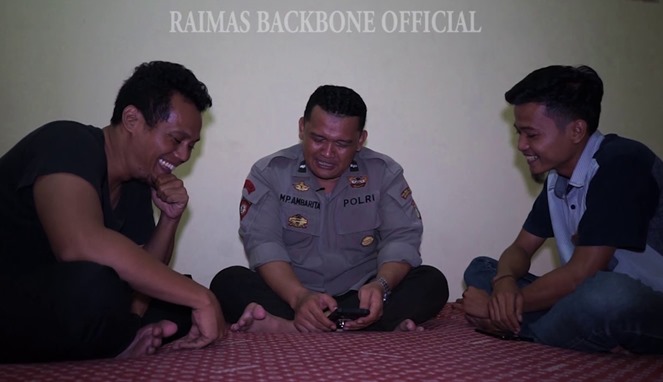 Saat tampil di channel Youtube milik Raimas Backbone