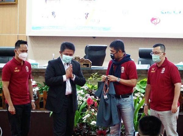 Langsung Diperkenalkan Gubernur Sumsel, Nilmaizar Resmi Latih Sriwijaya FC