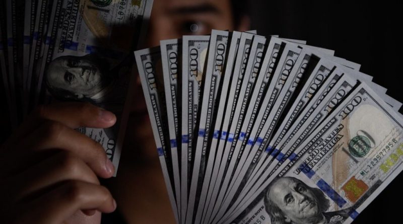 Dolar Bertahan di Bawah Tertinggi 2 Minggu Karena Fokus ke Data Inflasi