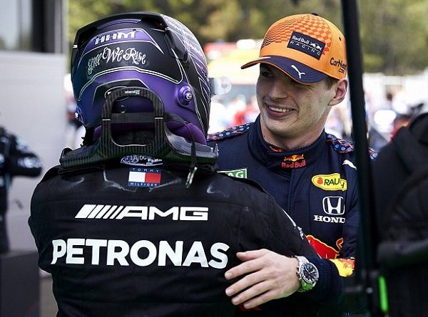 Lewis Hamilton Enggan Terlibat Permainan Psikologis Max Verstappen
