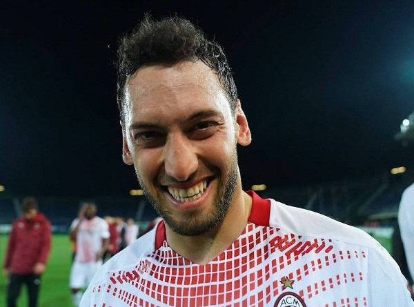 Sebut AC Milan Spesial, Calhanoglu Akui Masa Depannya Belum Pasti