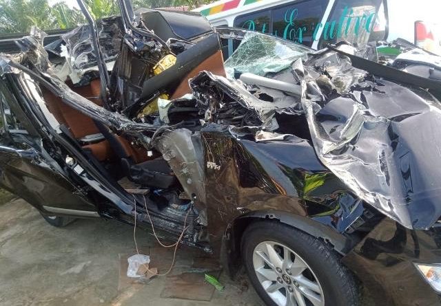 Gegara Ban Pecah di Jalan Tol Tabrak Truk Tronton