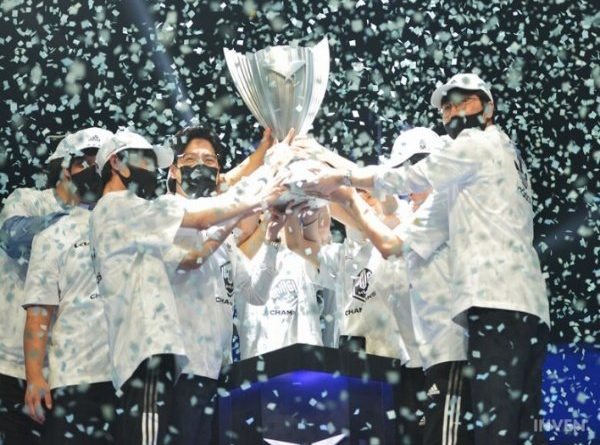 Tumbangkan T1, DWG KIA Rengkuh Gelar Juara LCK Summer Split 2021