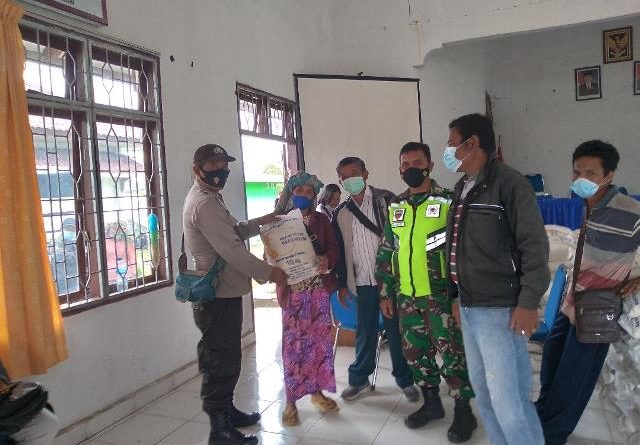 Masyarakat Kecamatan Ronggurnihuta Terima Bantuan Beras PPKM Pemprovsu