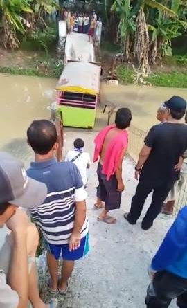 Odong-Odong Melintas, Jembatan Penghubung Dua Desa Di Carenang, Ambruk Patah Jadi Dua