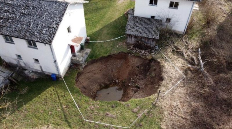 Ada Lubang Besar Misterius Muncul di Rusia, Ini Penjelasannya