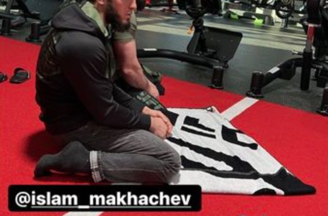 Khabib Jadi Imam Salat Islam Makhachev