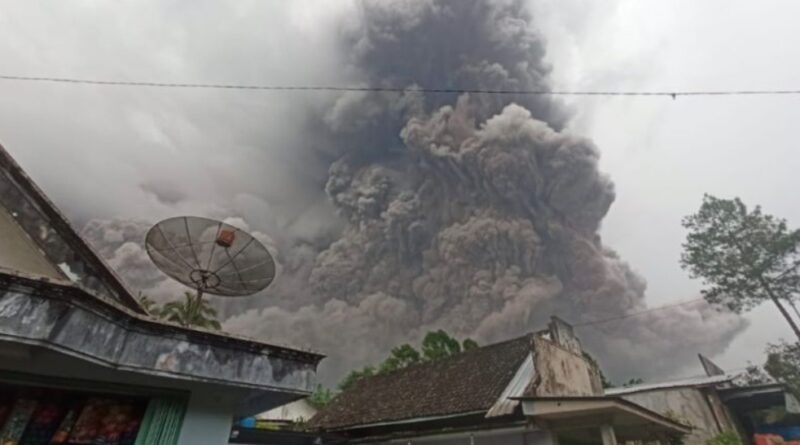 Gunung Simeru Meletus