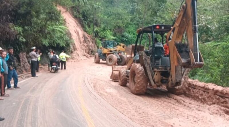 Gerak Cepat TNI Polri Bersihkan Material Longsor yang menutupi Jalan Lintas Toba Taput