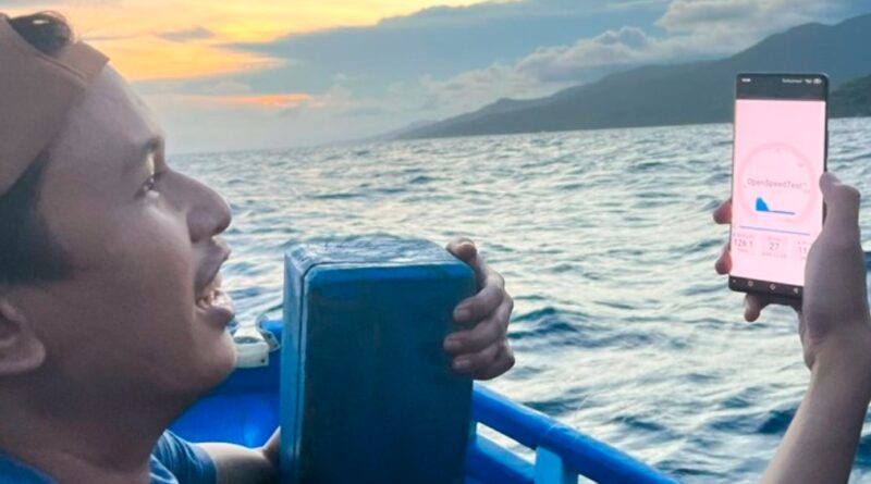 Nelayan Bisa Buka Aplikasi HP di Tengah Laut Pakai Telkomsel