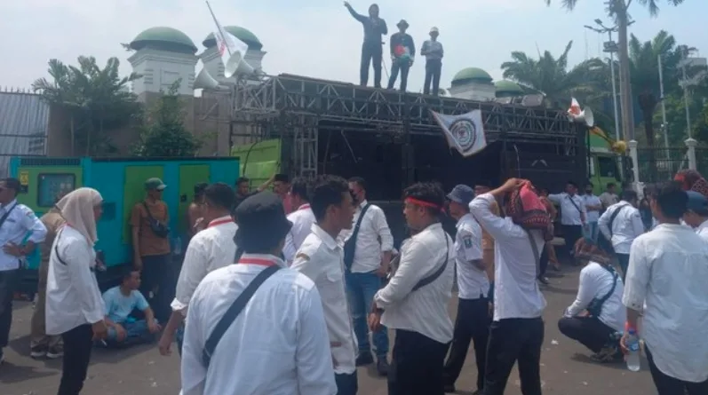 Demo Bakar Ban di Depan DPR