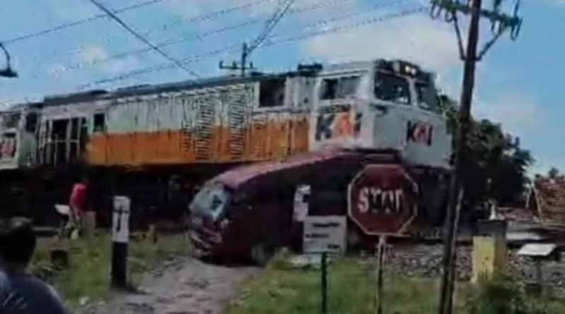 Detik-Detik Mobil Carry Pemudik Diseruduk Kereta Api