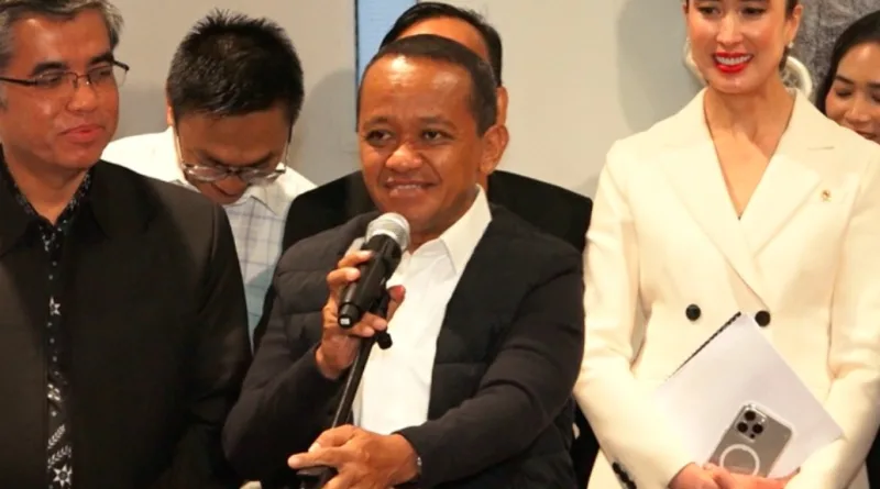 Kisah Prabowo Dibawakan 26 Buku Tebal oleh Bahlil