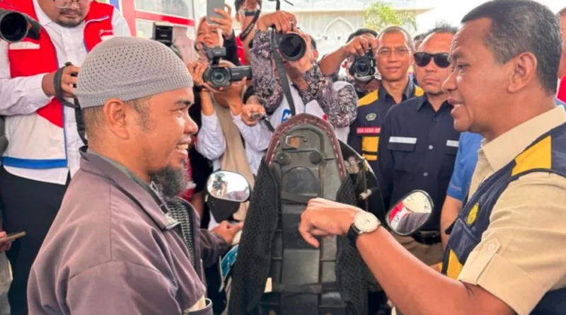 Bahlil Blusukan ke SPBU Nelayan di Kalimantan